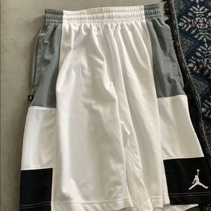 White Jordan b-ball short with pockets